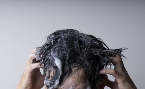 頭皮をゴシゴシ洗っている人